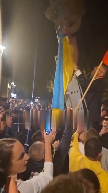 Украинский флаг сняли с ратуши в польском городе Бяла-Подляска. Во время вечернего митинга, котор...