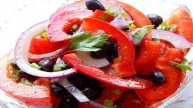 Салат из помидоров с красным луком и фасолью