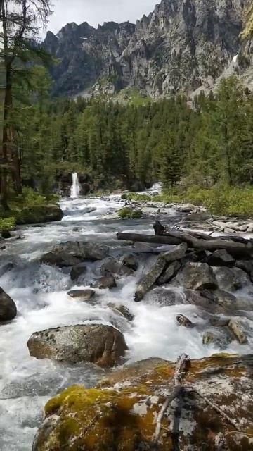 Один из водопадов Иолдо Айры. Путь на #Дарашколь # горы #Алтай