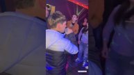 Невероятный голос как у Юры Шатунова такой же взгляд как и у Юры доброта в глазах его