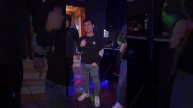 Невероятный голос как у Юры Шатунова такой же взгляд как и у Юры доброта в глазах его