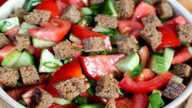 Салат по селянски с сухариками