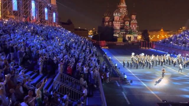 Шаман поёт на Красной площади