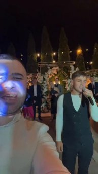 Невероятный голос как у Юры Шатунова такой же взгляд как и у Юры доброта в глазах его
