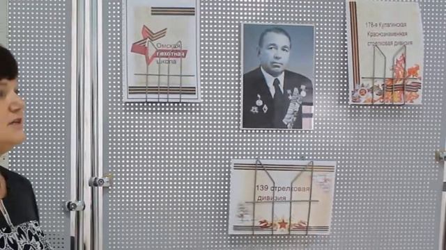 Книжная выставка-обзор "Равнение на Героя"