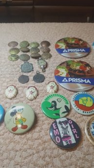 У меня очередное приобретение. Купил значки, пуговицы и др.