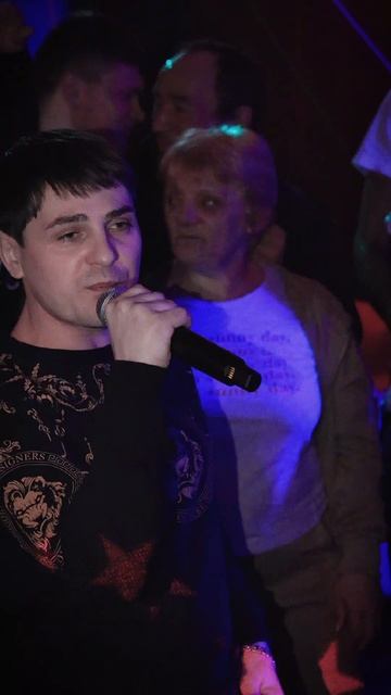 Невероятный голос как у Юры Шатунова такой же взгляд как и у Юры доброта в глазах его