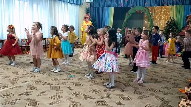Выступление в детском саду. Дети танцуют