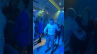Невероятный голос как у Юры Шатунова такой же взгляд как и у Юры доброта в глазах его