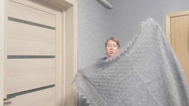 Майские новинки! Ажурные  пуховые платки в сероголубом цвете.