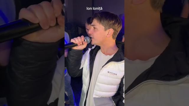 Невероятный голос как у Юры Шатунова такой же взгляд как и у Юры доброта в глазах его