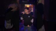 Невероятный голос как у Юры Шатунова такой же взгляд как и у Юры доброта в глазах его
