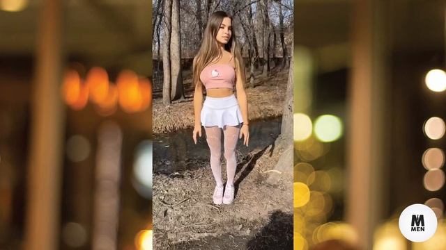 Сексуальная девушка в мини юбке🔞💦