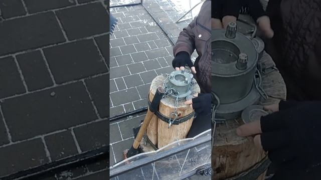 Чеканка монет по старой русской традиции на территории Тульского Кремля (2).mp4