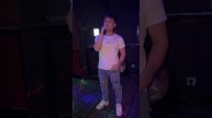 Невероятный голос как у Юры Шатунова такой же взгляд как и у Юры доброта в глазах его