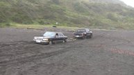 Tacoma pulling out Mercedes from sand / мерседес встрял