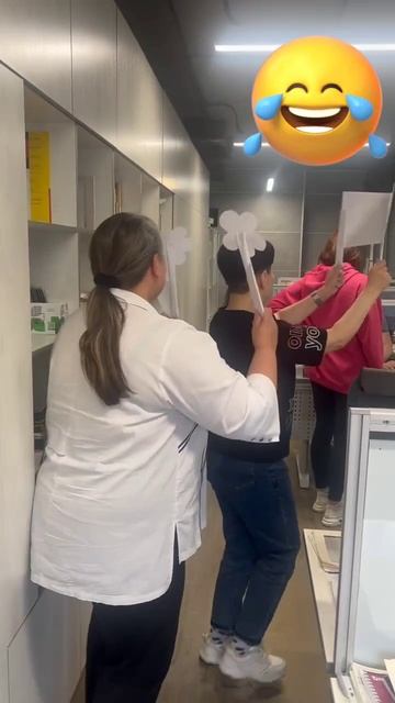 Первомайская мини демонстрация в офисе. Отдел рекламации жжёт 😂😂😂😂😂
