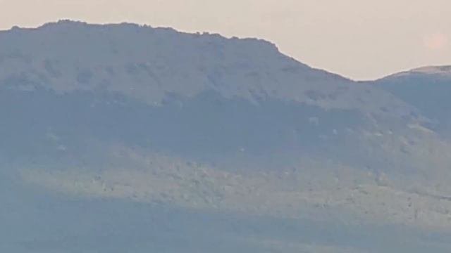 Панорама села Тюлюк и горы Иремель с горы Поперечная. Мама с сыном. Южный Урал, 20.08.22