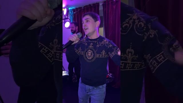 Невероятный голос как у Юры Шатунова такой же взгляд как и у Юры доброта в глазах его