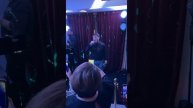 Невероятный голос как у Юры Шатунова такой же взгляд как и у Юры доброта в глазах его