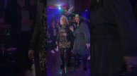 Невероятный голос как у Юры Шатунова такой же взгляд как и у Юры доброта в глазах его