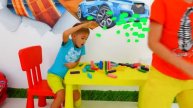 Влад и Ники играют с детскими машинками - Веселые видео для детей