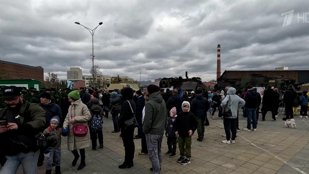 В Екатеринбурге люди выстроились в очередь, чтобы увидеть подбитый танк Abrams