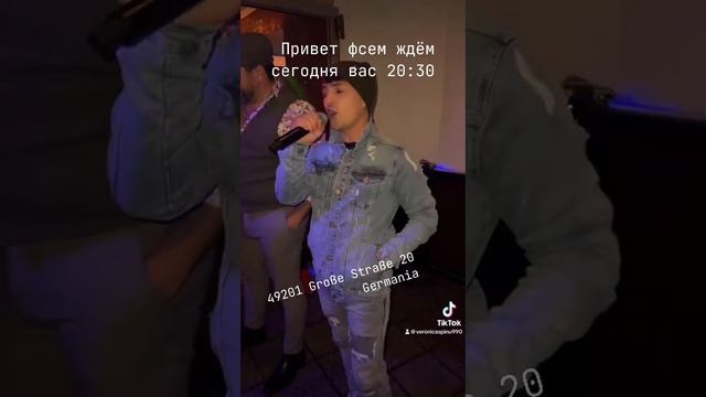 Невероятный голос как у Юры Шатунова такой же взгляд как и у Юры доброта в глазах его