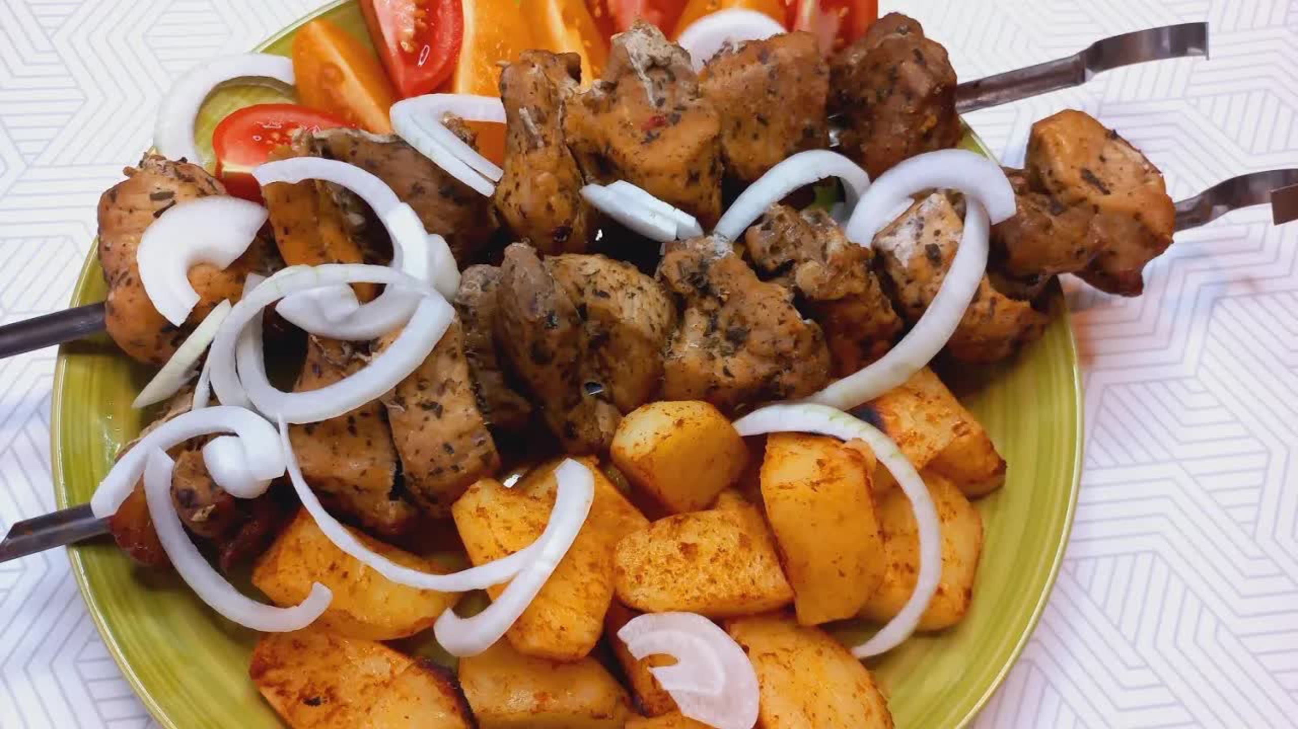 Шашлык в духовке? Да! Сочная свинина и хрустящая картошка за 1 час – без углей и мангала!