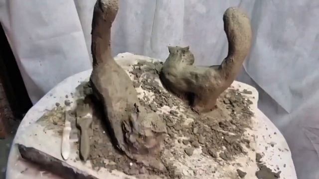 Старыми туфлями жены украсил забор, все проходят, оглядываются.