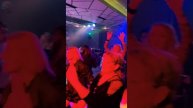 Невероятный голос как у Юры Шатунова такой же взгляд как и у Юры доброта в глазах его