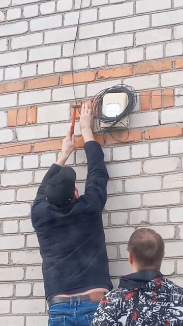 Парни рискуют на работе, хотят сделать быстрее