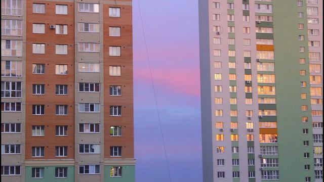 Разноцветное небо над городом.02.04.2025.