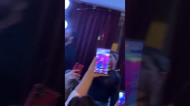 Невероятный голос как у Юры Шатунова такой же взгляд как и у Юры доброта в глазах его