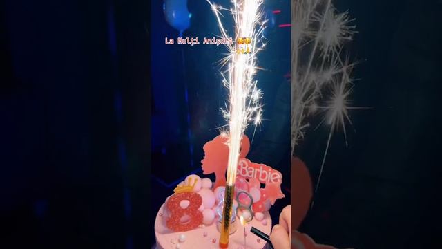 Невероятный голос как у Юры Шатунова такой же взгляд как и у Юры доброта в глазах его