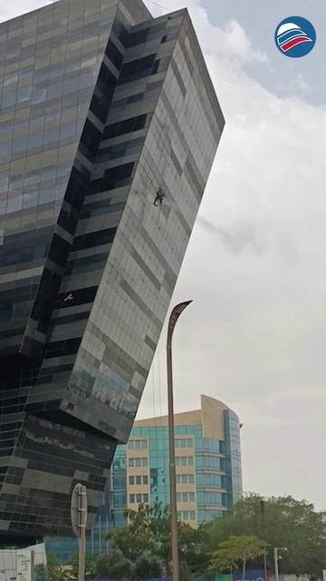 Найден самый необычный мойщик окон, который раскачивается на струях воды
