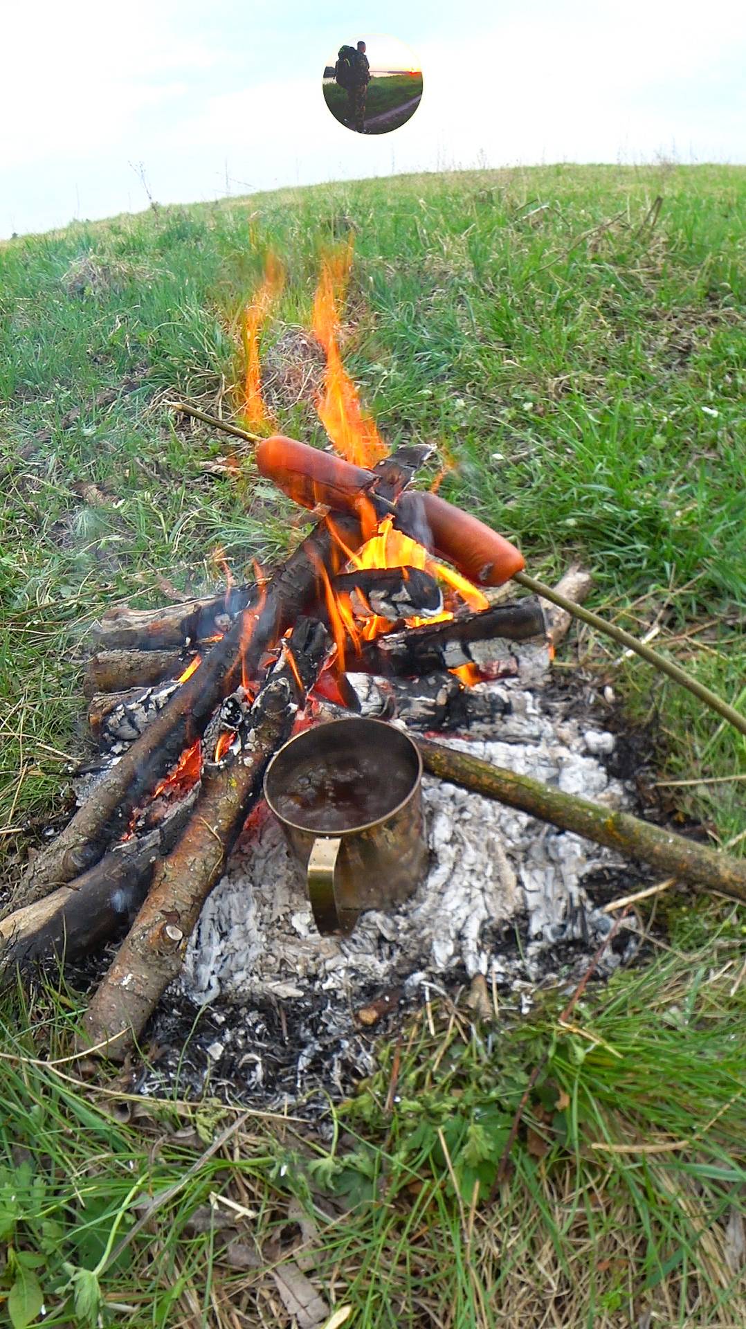 Костёр, сардельки, кофе - всё просто