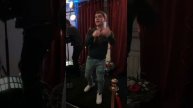 Невероятный голос как у Юры Шатунова такой же взгляд как и у Юры доброта в глазах его
