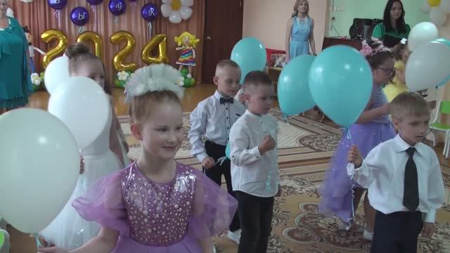Танец «Кружится пусть вальс» на выпускном балу в детском саду.