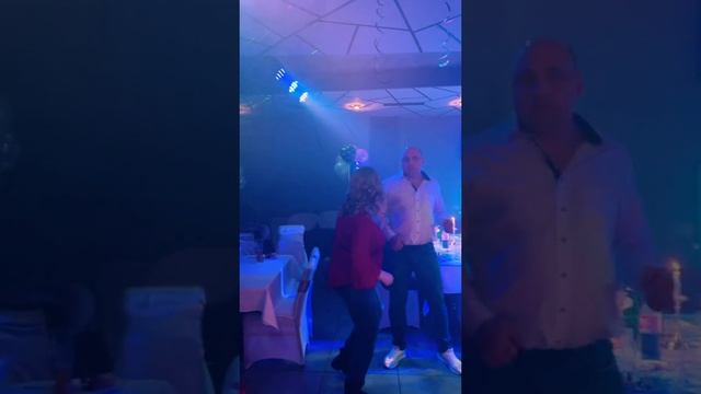 Невероятный голос как у Юры Шатунова такой же взгляд как и у Юры доброта в глазах его