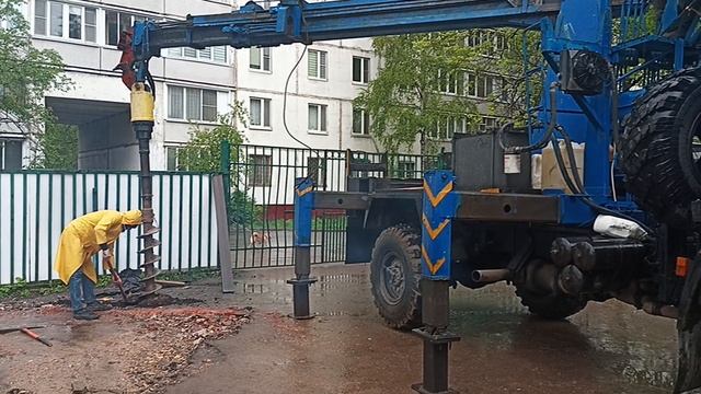 Камаз бурит землю. Синий камаз.