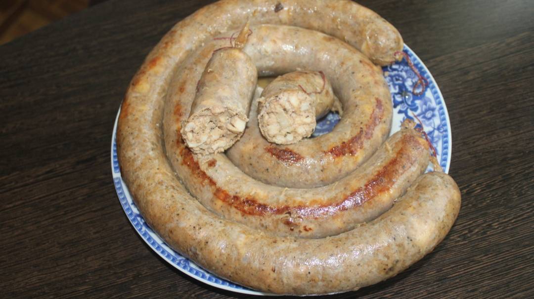 Домашняя колбаса-свинина,курица,куриная печень.