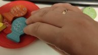 играем в деревянный сортер для малышей