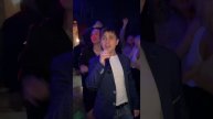 Невероятный голос как у Юры Шатунова такой же взгляд как и у Юры доброта в глазах его