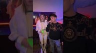 Невероятный голос как у Юры Шатунова такой же взгляд как и у Юры доброта в глазах его