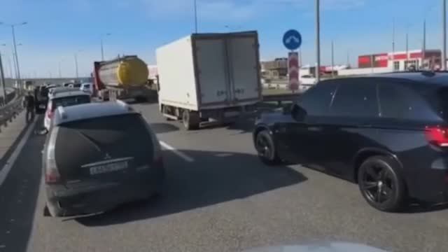 ПРОБКА НА КЕРЧЕНСКОМ МОСТУ В КРЫМУ.ВСЕ ЕДУТ ПРАЗДНОВАТЬ 1 МАЯ.Что ДОМА НЕ СИДИТСЯ