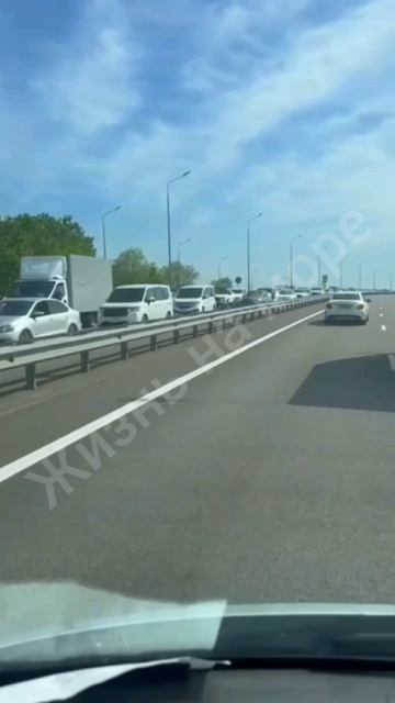 Трасса на Черное море от Краснодара стоит, на кадрах пробка в Горячем Ключе в сторону Сочи, Джубги