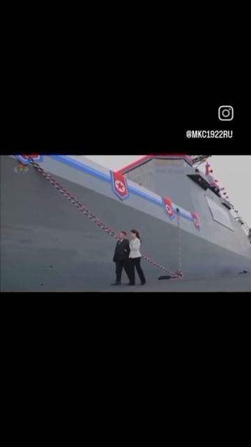 Лидер Северной Кореи Ким Чен Ын вместе со своей дочерью Ким Чжу Э осмотрел новый эсминец..