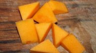 Свежий салат с курицей и тыквой