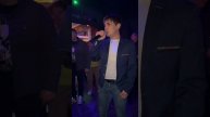 Невероятный голос как у Юры Шатунова такой же взгляд как и у Юры доброта в глазах его